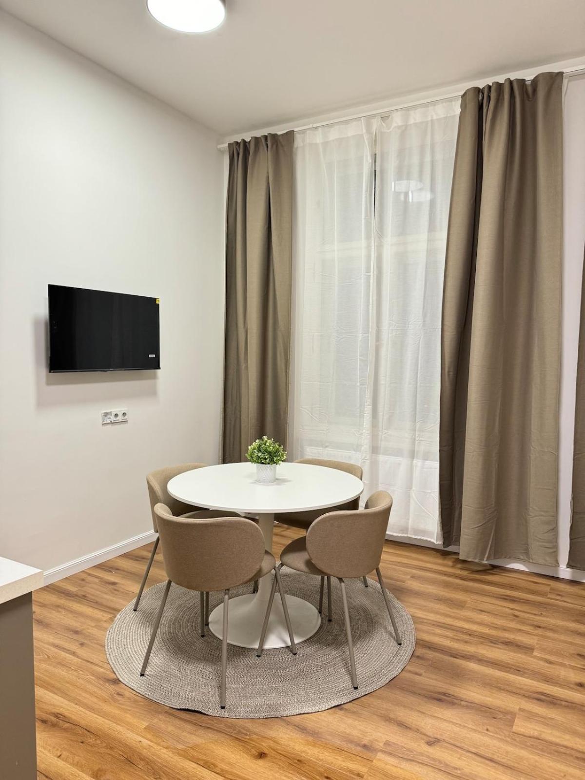 Cozy & Charmimg 2-bed In Heart Of Apartment *